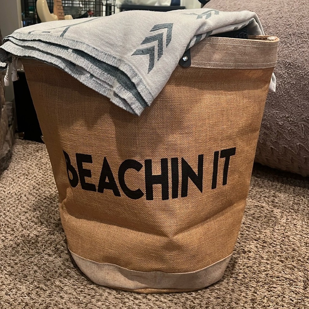 BEACHIN IT BAG.